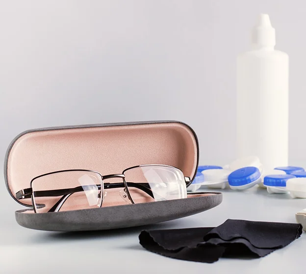 Lunettes dans un étui ouvert, chiffon de nettoyage, solution et étuis pour lentilles à Montrouge dans les Hauts-de-Seine 92